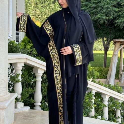 Besht Khaleji With Arabic Letters On The Sleeves