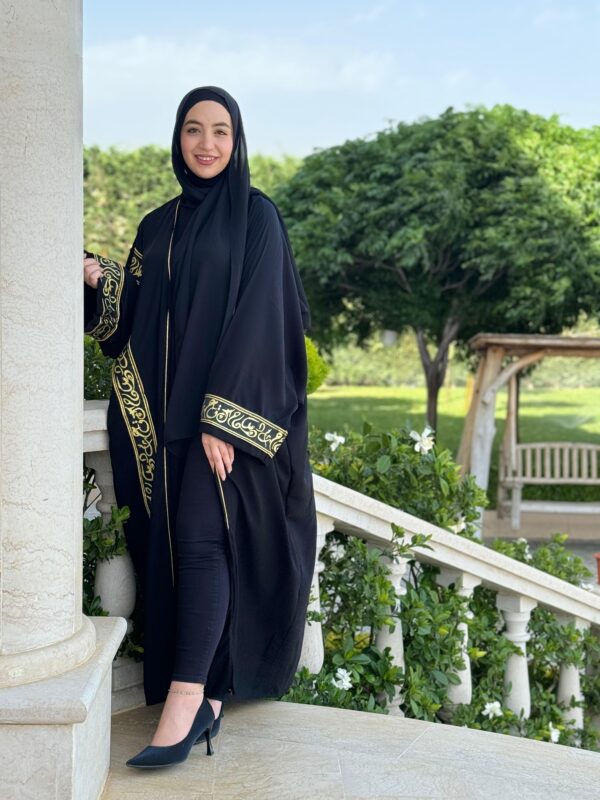 Besht Khaleji With Arabic Letters On The Sleeves