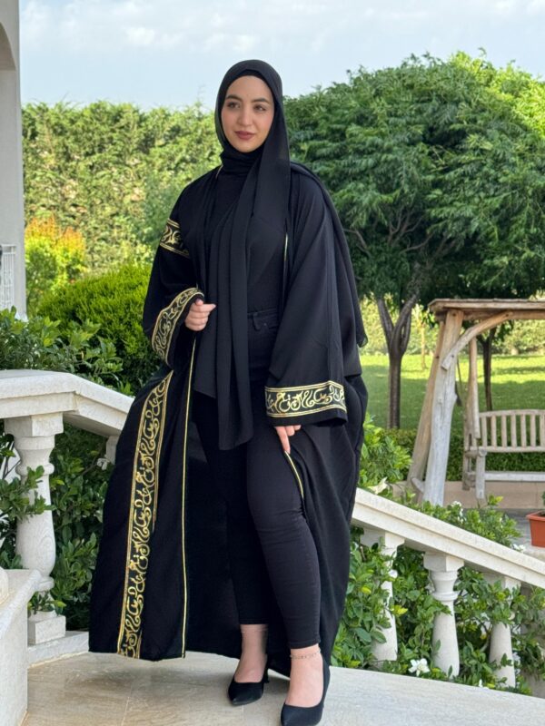 Besht Khaleji With Arabic Letters On The Sleeves